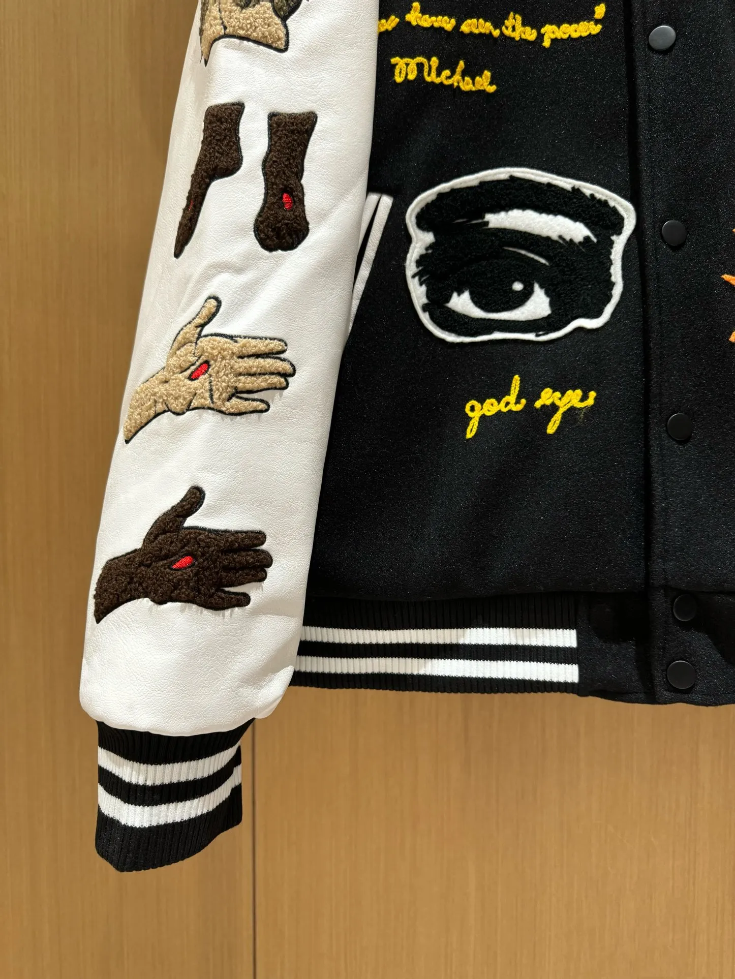 🧸Saint michael Bai Jingting same style embroidered American baseball jacket vintage jacket men and women autumn and winter p380 style number: 255# code number: m-xl color: black, green high version quilted version one is enough for the winter in the north and south multiple splicing techniques for the whole piece original version customized dyeing color 3 times of pattern making for the final version heavy work patch embroidery requires laser burning to carve out the template before embroidering Only a few pieces are produced in a day, and the factory quantity is extremely low. During the NBA All-Star Weekend, James wore a baseball jacket co-branded by Saint Michael and Denim Tears. As a top player in the sports field, in addition to his excellent skills on the court, James is also widely recognized for his ability to match private servers and carry goods off the court. Not only Lao Zhan, but also celebrities such as Bai Jingting are vying to get involved. It has to be said that the eyes of celebrities are really vicious. They are firmly standing at the top of the trend - Washing precautions - Try to avoid strong washing and strong scrubbing during the laundry process. Powerful washing mode of the washing machine. Dark colors will have slight shrinkage and floating colors during the first cleaning, which is unavoidable for knitted fabrics. It is recommended to soak in warm salt water for half an hour before cleaning.
